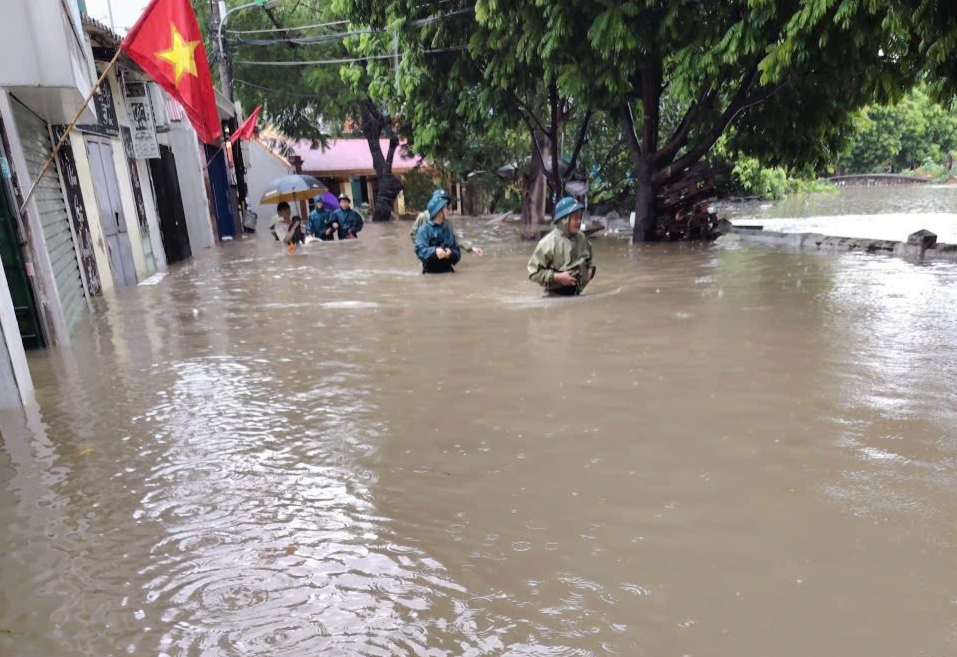 Ảnh hưởng bão số 5, Hà Nội nhiều tuyến phố chìm sâu trong nước