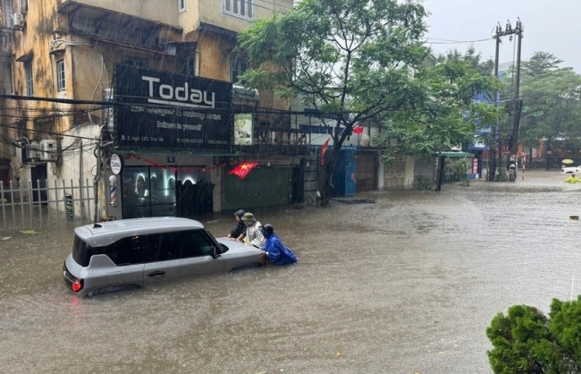 Hà Nội: Nhiều tuyến phố bị ngập úng cục bộ, đề phòng sạt lở ở ngoại thành