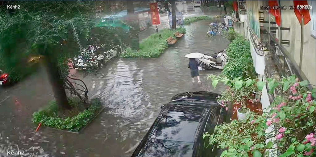 Ảnh hưởng bão số 5, Hà Nội nhiều tuyến phố chìm sâu trong nước