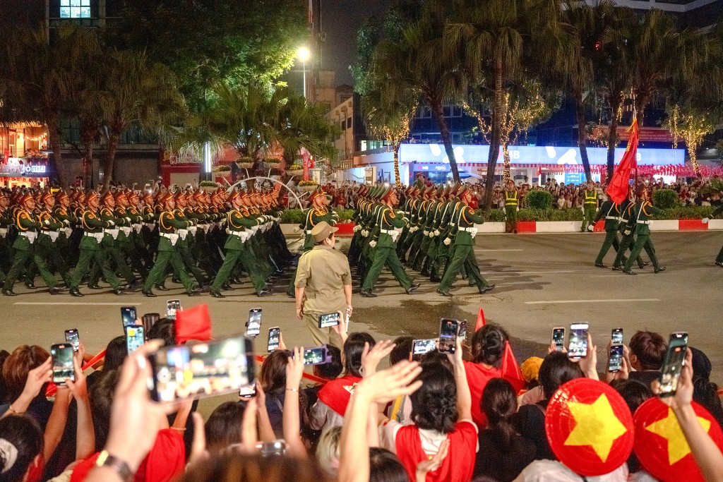Các khối diễu binh, diễu hành đi trong vòng tay Nhân dân.