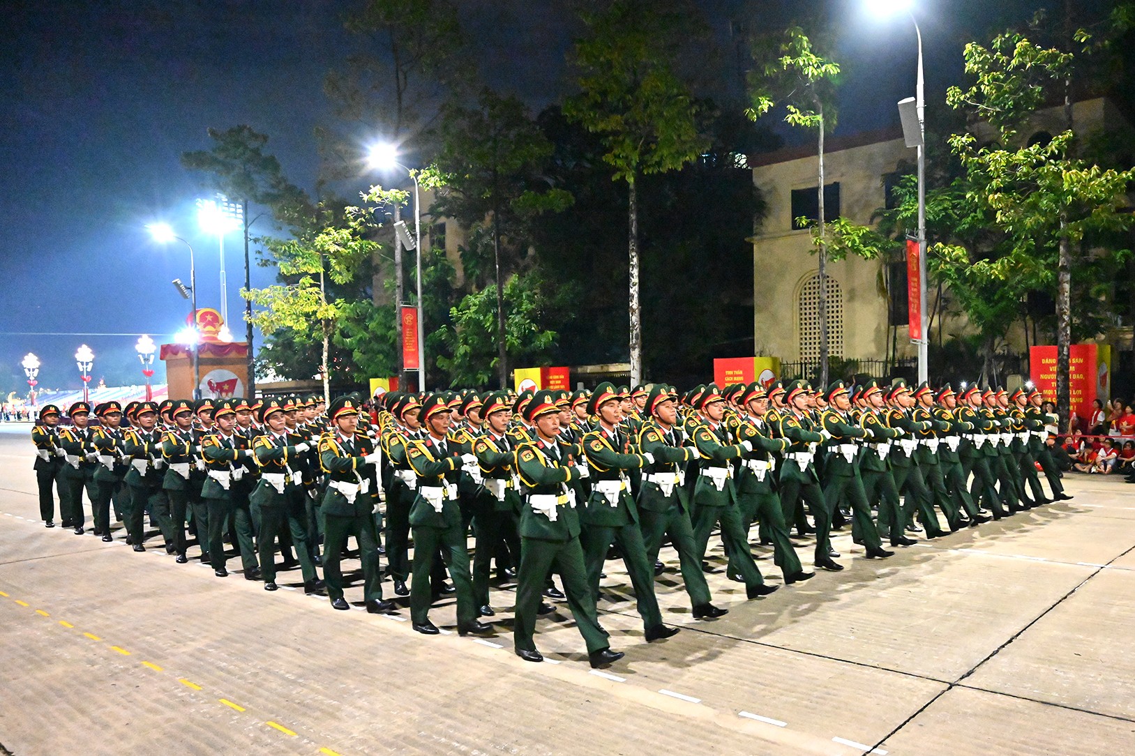 Hùng tráng tổng hợp luyện diễu binh, diễu hành lần 2 tại Quảng trường Ba Đình.