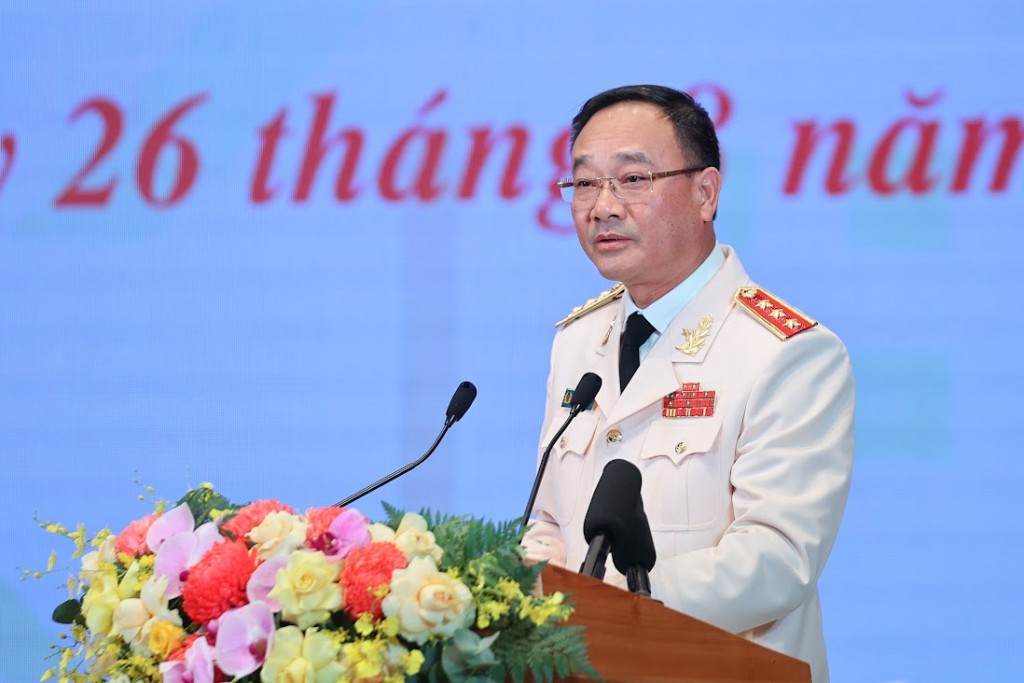 Thượng tướng Phạm Thế Tùng, Thứ trưởng Bộ Công an, phát biểu làm rõ một số kết quả nổi bật của lực lượng Công an nhân dân trong huy động nguồn lực hỗ trợ triển khai xóa nhà tạm, nhà dột nát trên phạm vi cả nước - Ảnh: VGP/Nhật Bắc