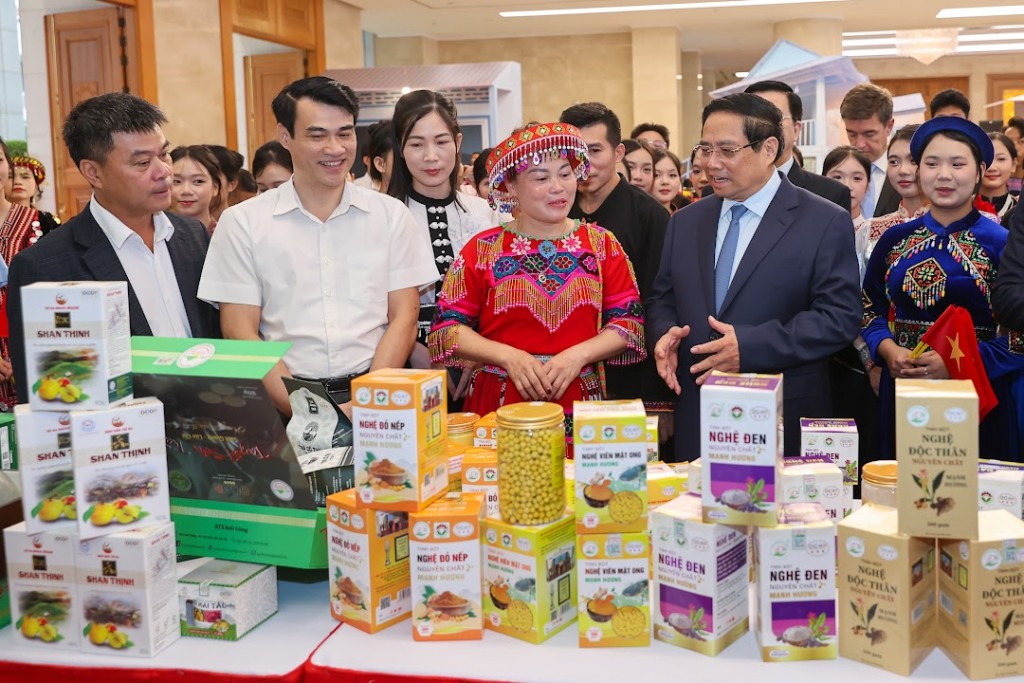 Thủ tướng tham quan một gian hàng trưng bày sản phẩm OCOP tại Hội nghị - Ảnh: VGP/Nhật Bắc