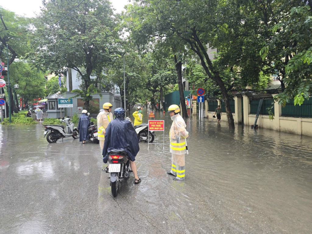 CSGT Hà Nội đội mưa, phân luồng giúp dân tránh ngập