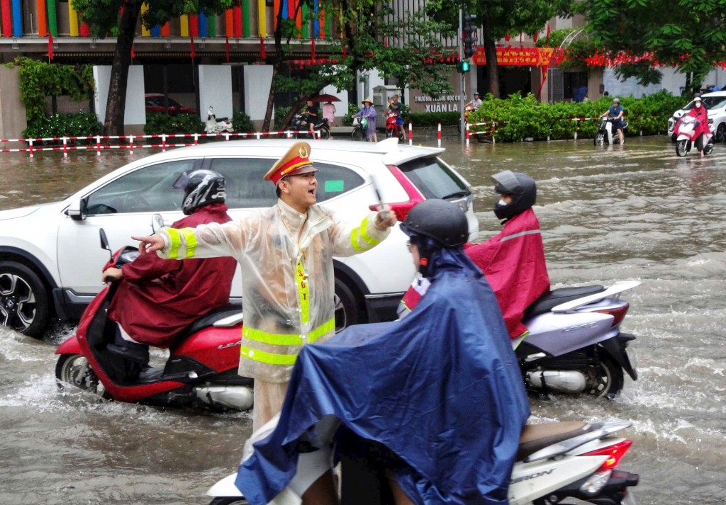 CSGT Hà Nội đội mưa, phân luồng giúp dân tránh ngập