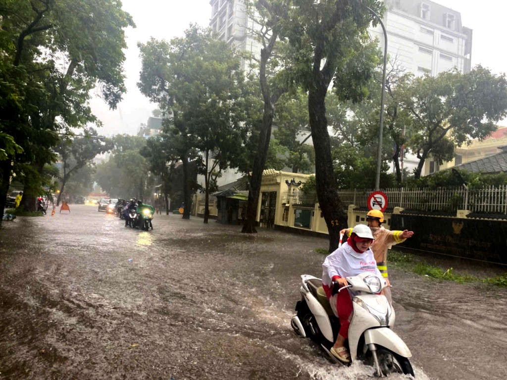 CSGT Hà Nội đội mưa, phân luồng giúp dân tránh ngập