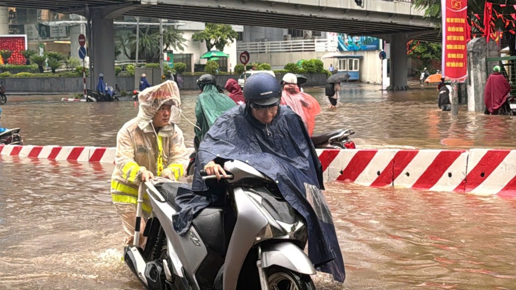 CSGT Hà Nội đội mưa, phân luồng giúp dân tránh ngập