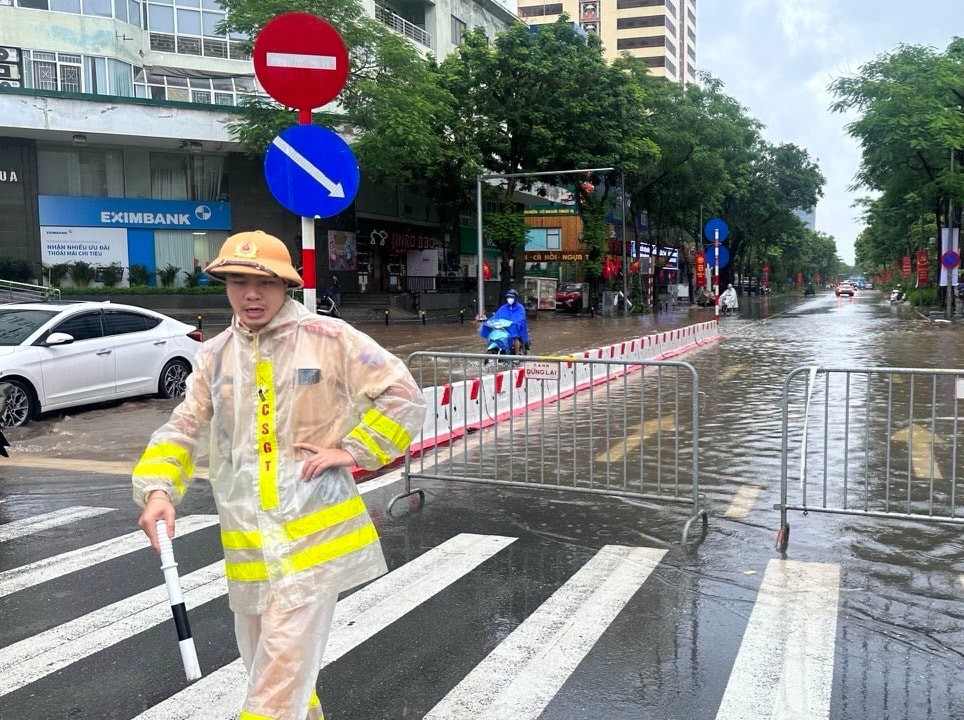 CSGT Hà Nội đội mưa, phân luồng giúp dân tránh ngập
