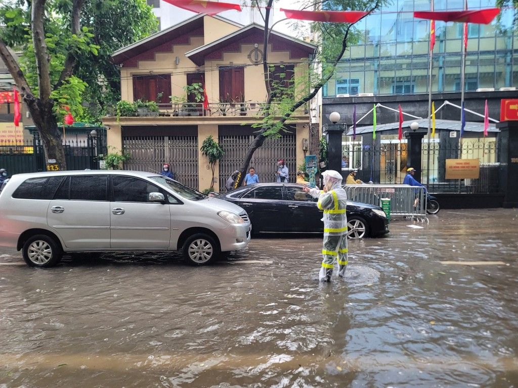 CSGT Hà Nội đội mưa, phân luồng giúp dân tránh ngập