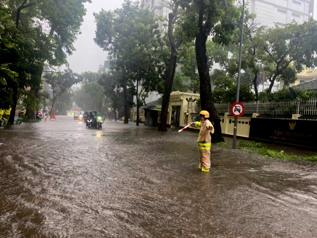 CSGT Hà Nội đội mưa, phân luồng giúp dân tránh ngập