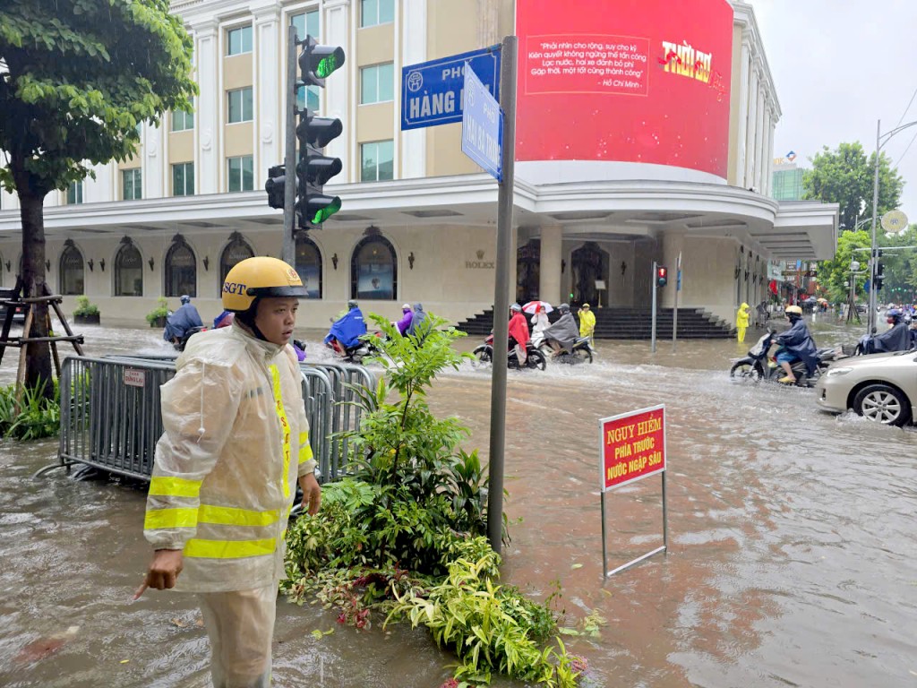 CSGT Hà Nội đội mưa, phân luồng giúp dân tránh ngập