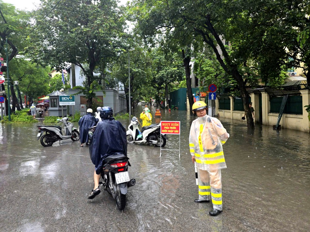 Cán bộ, chiến sỹ Đội CSGT số 1 ứng trực tại điểm úng ngập ở nút giao Lý Thường Kiệt - Dã Tượng