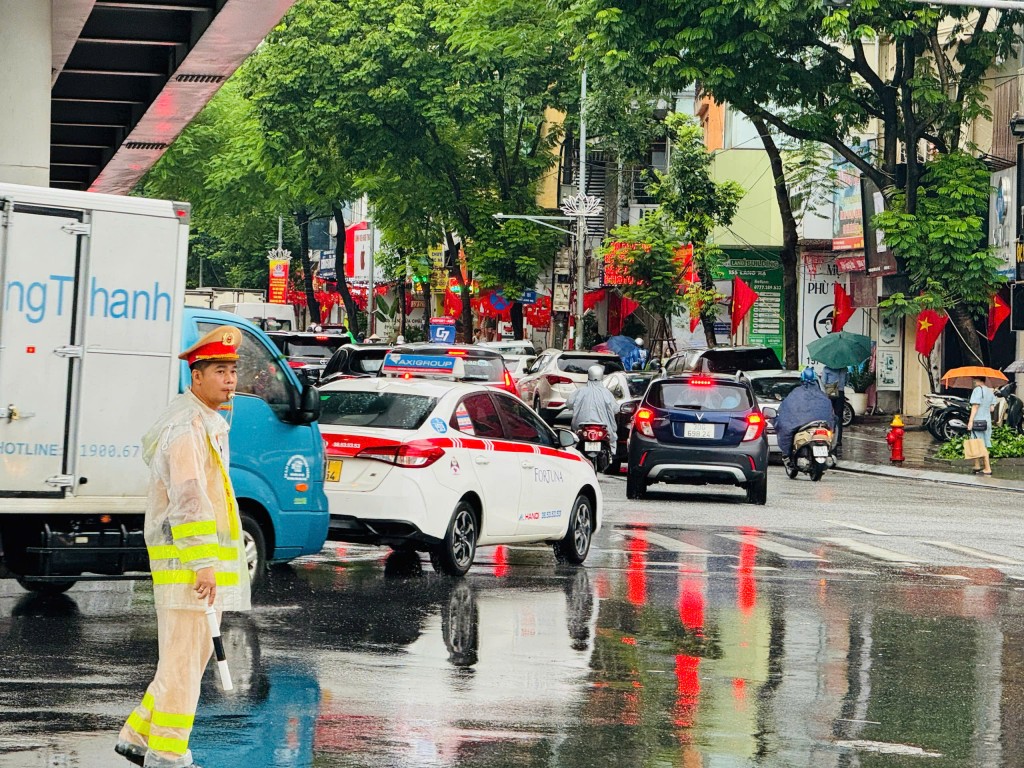 CSGT Hà Nội đội mưa, phân luồng giúp dân tránh ngập
