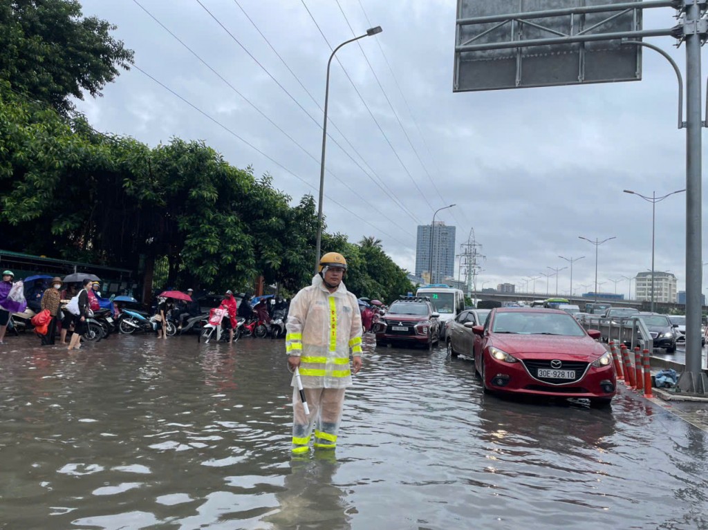 CSGT Hà Nội đội mưa, phân luồng giúp dân tránh ngập