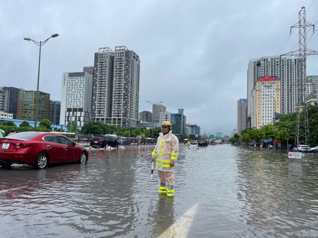 CSGT Hà Nội đội mưa, phân luồng giúp dân tránh ngập