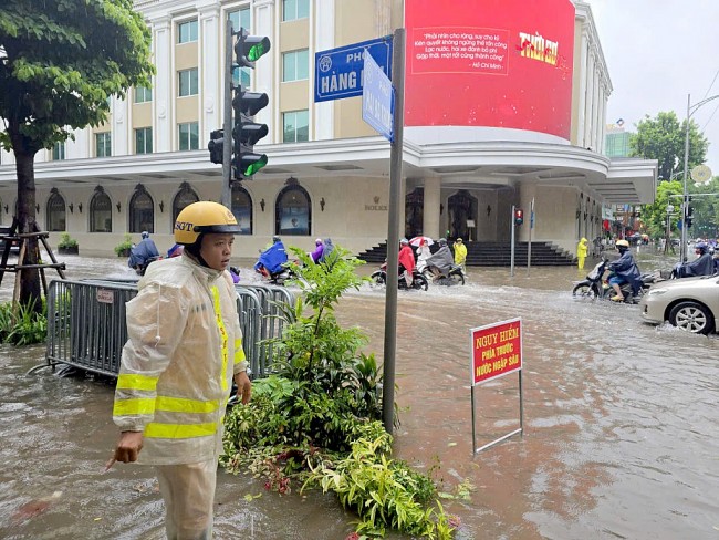 CSGT Hà Nội đội mưa, phân luồng giúp dân tránh ngập
