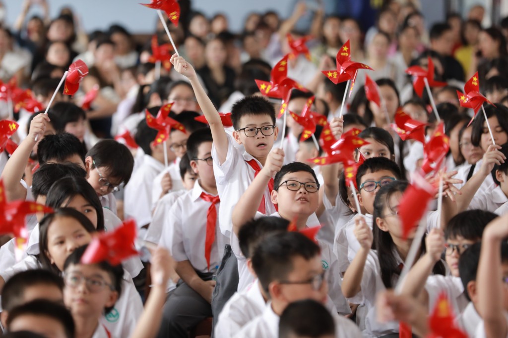 Những chiếc chong chóng rực rỡ - món quà đầu tiên mà các em học sinh được nhận vào ngày đầu tiên đến trường