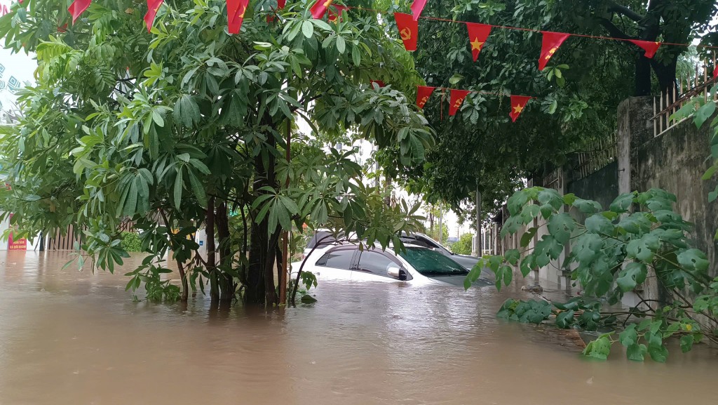 Khu chung cư Ecohom3 (phường Đông Ngạc, Hà Nội) bị ngập nặng, các phương tiện ngâm trong biển nước