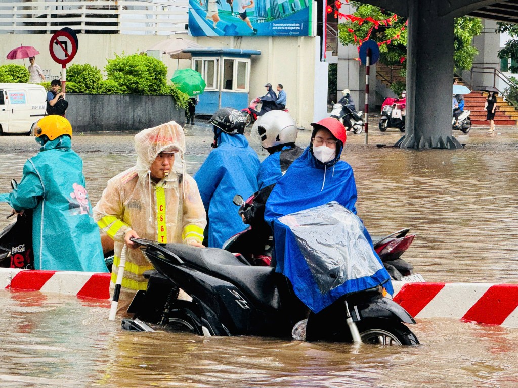 Hỗ trợ người dân vượt qua điểm úng ngập