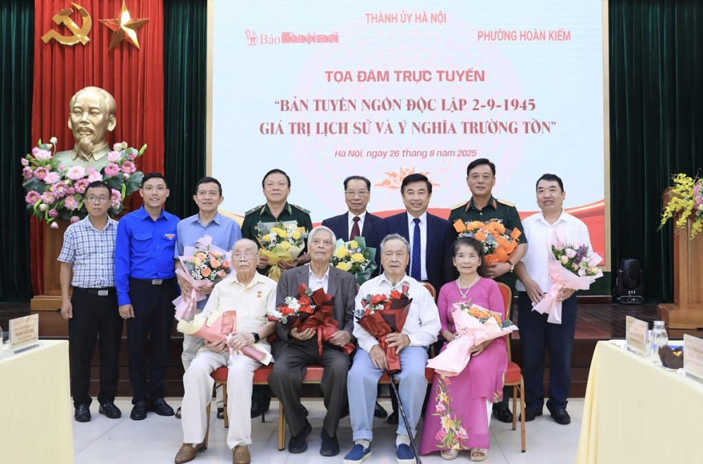 Các đại biểu và các nhân chứng lịch sử, nhà nghiên cứu chụp ảnh lưu niệm. Ảnh: Quang Thái