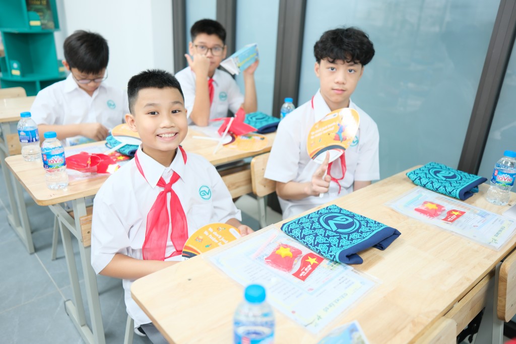 Niềm vui, sự hân hoan của các em học sinh khi nhận được rất nhiều “món quà” ý nghĩa từ nhà trường và thầy cô giáo