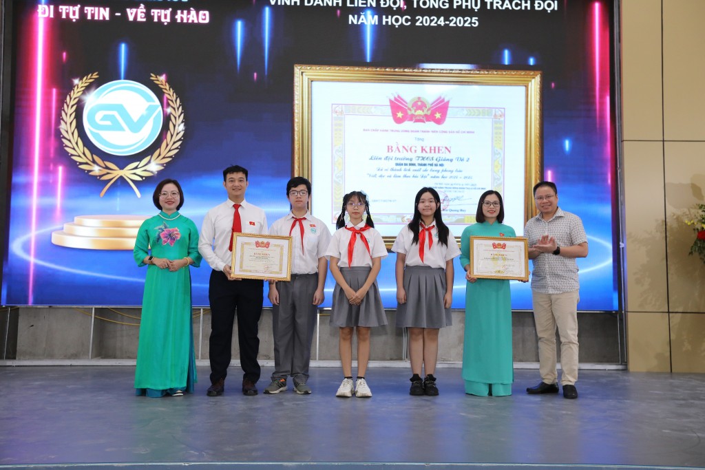 Liên đội THCS Giảng Võ 2 được nhận bằng khen là đơn vị có  thành tích xuất sắc trong phong trào “ Viết, đọc và làm theo báo Đội.” Cô giáo Hoàng Thị Thu Hiền được công nhận là giáo viên làm TPT có thành tích xuất sắc trong phong trào “ Đọc và làm theo báo Đội”