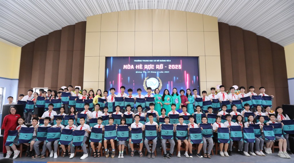 HS tham dự rất vui khi được đón nhận những chiếc ba lô mang lo go của ngôi trường mới tròn 1 năm thành lập