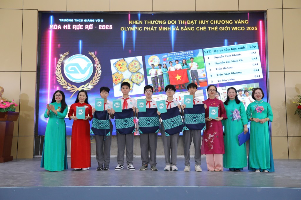 Nhà trường vinh danh đội thi đạt Huy chương vàng “Olympic phát minh và sáng chế thế giới Wico” do cô Đoàn Thị Lan và cô Vũ Thị Thu Trang phụ trách