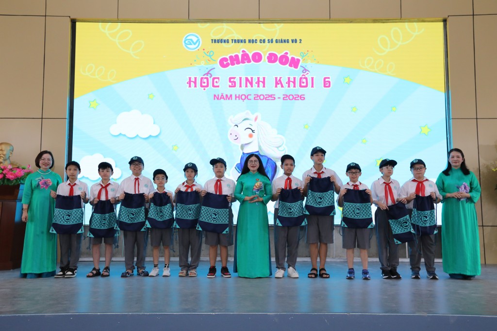 Ban Giám hiệu nhà trường trao phần thưởng cho 11 em học sinh tiêu biểu khối 6 - đạt rất nhiều thành tích xuất sắc ở các kỳ thi từ cấp quận, thành phố đến quốc tế