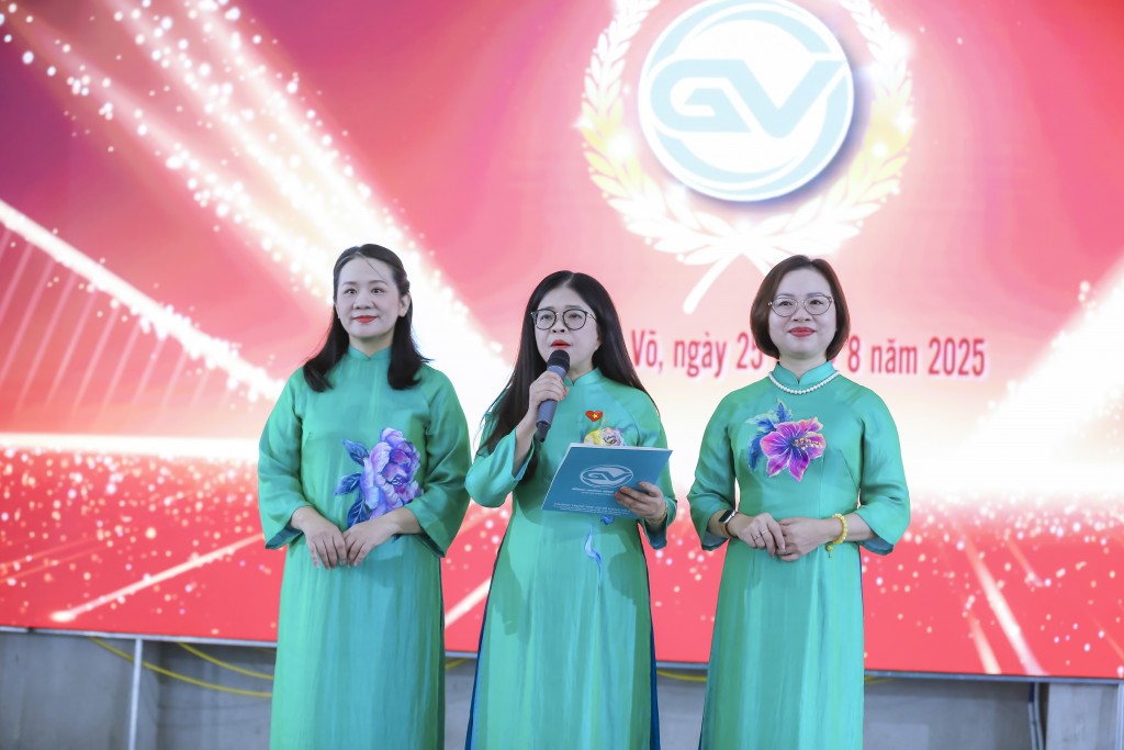 Nhà giáo Phạm Thị Hương Giang – Hiệu trưởng nhà trường phát biểu chúc mừng và tuyên bố khánh thành nhà thể chất