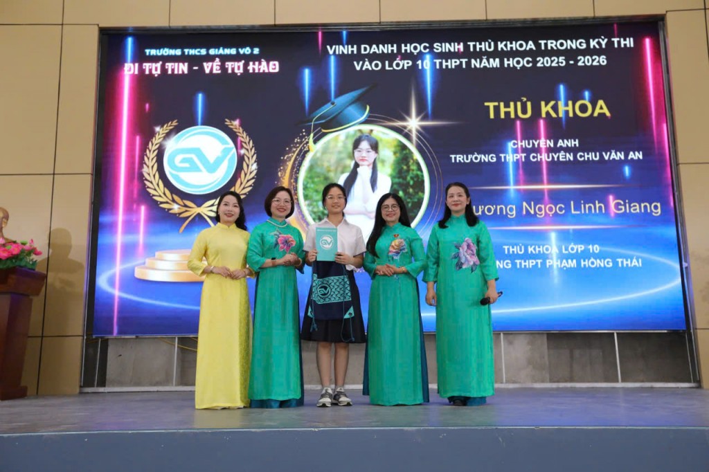 Ban Giám hiệu nhà trường và cô Nguyễn Ngọc Anh – GVCN lớp 9A2  chúc mừng học sinh Dương Ngọc  Linh Giang