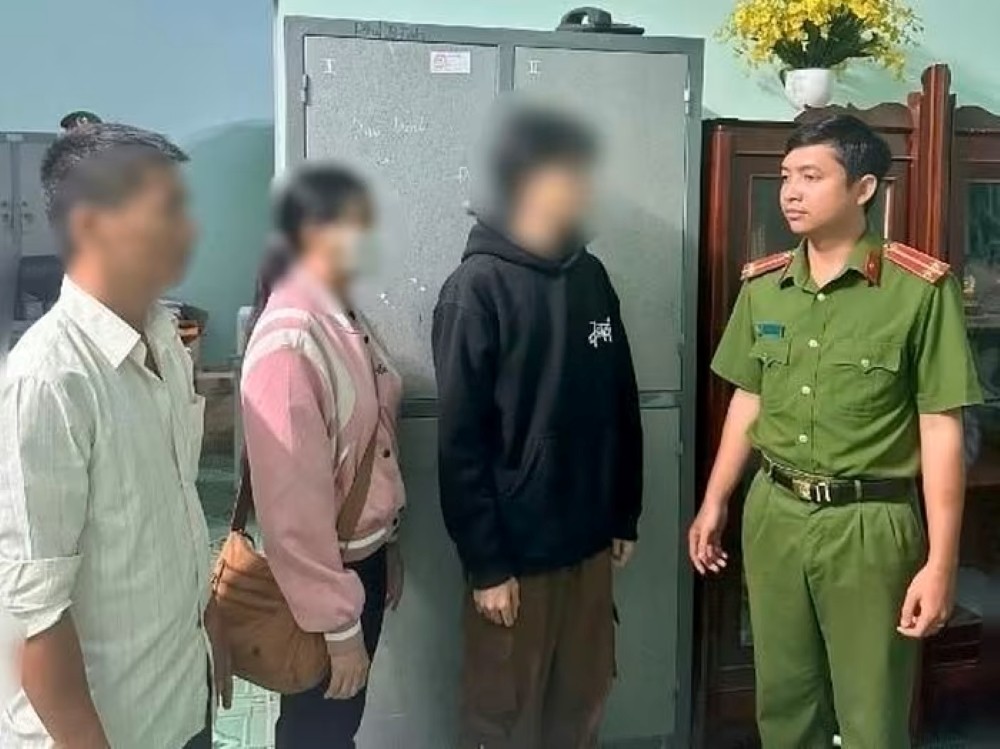 Công an bàn giao nạn nhân về cho gia đình