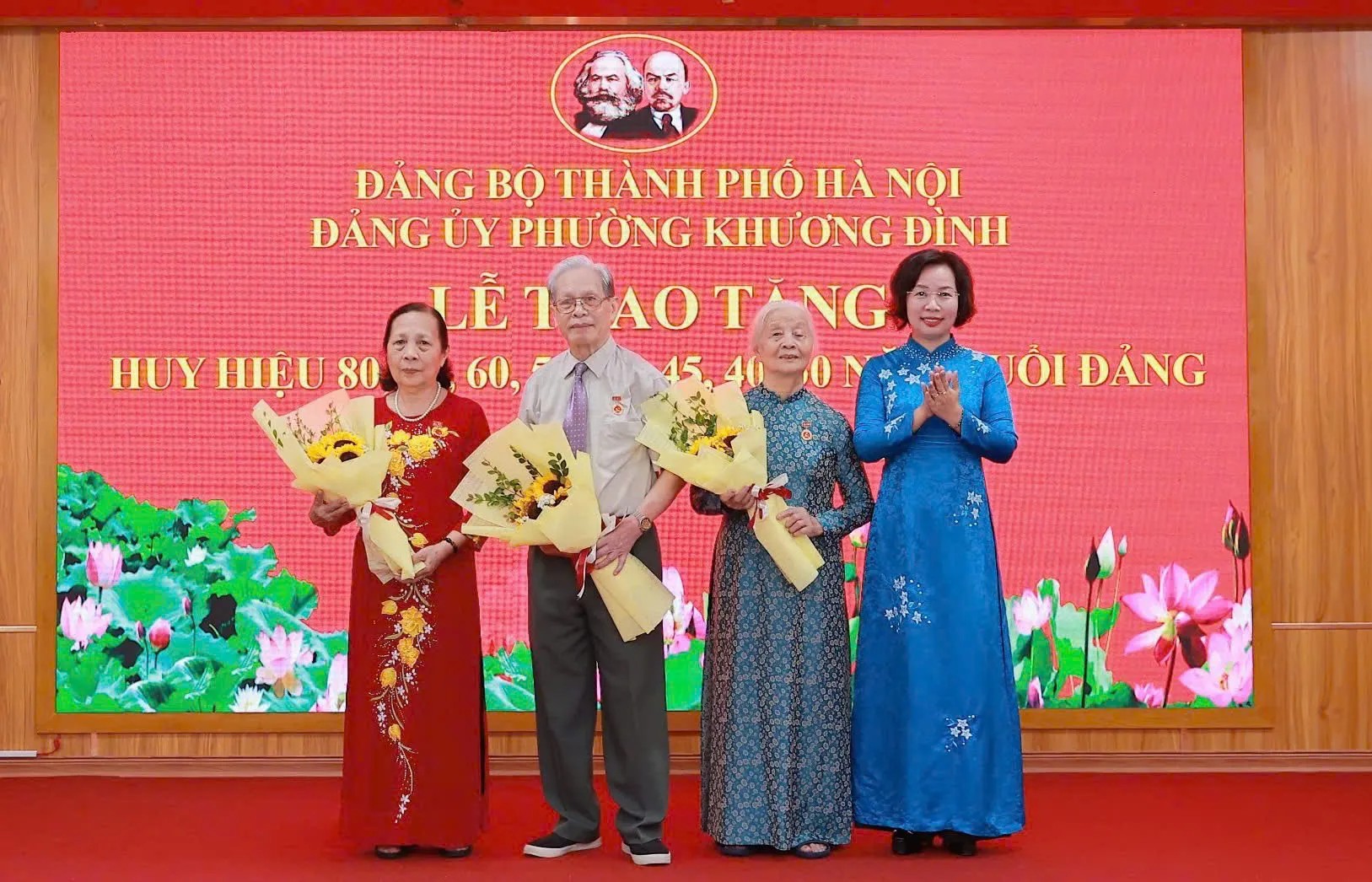 188 đảng viên phường Khương Đình được tặng, truy tặng Huy hiệu Đảng