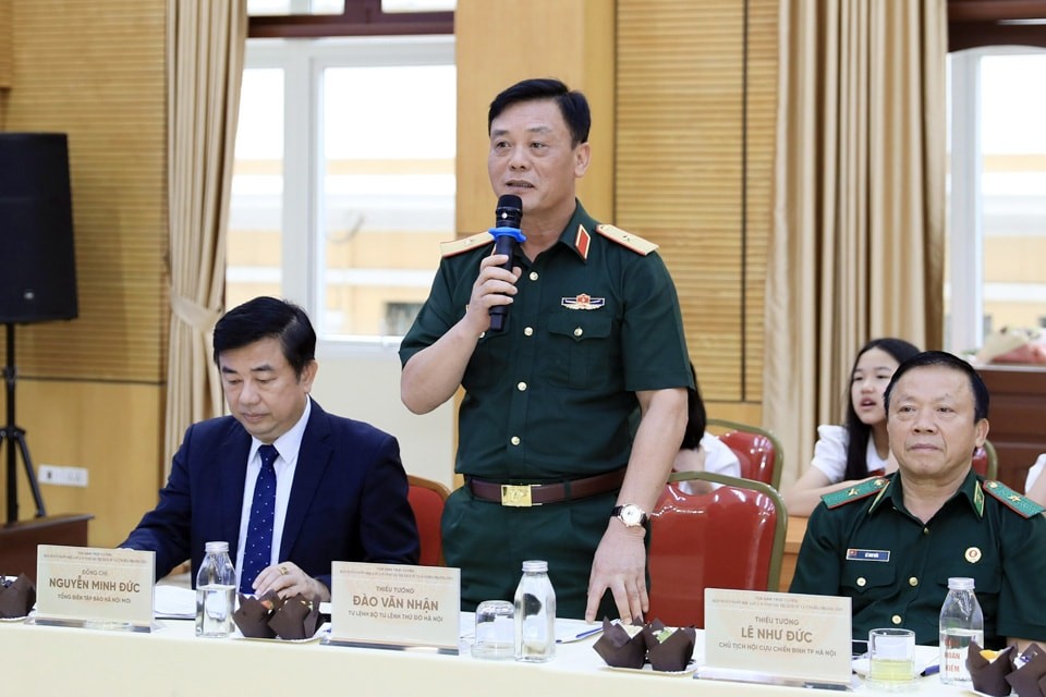 Thiếu tướng Đào Văn Nhận, Tư lệnh Bộ Tư lệnh Thủ đô Hà Nội phát biểu tại tọa đàm. Ảnh: Quang Thái