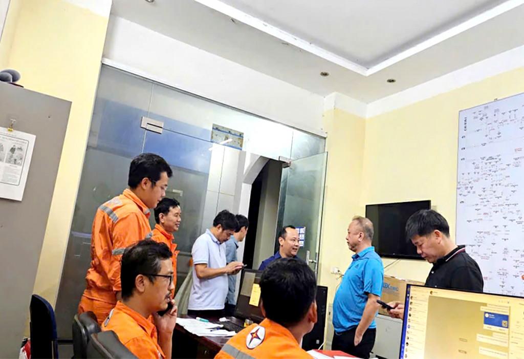 Lãnh đạo Tổng công ty EVNNPC trực tiếp chỉ đạo khắc phục mưa bão tại Công ty Điện lực Hà Tĩnh 