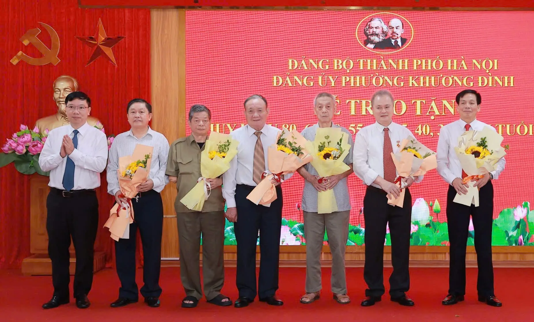 Phó Trưởng ban Ban Tuyên giáo và Dân vận Thành ủy Nguyễn Hoàng Sơn trao Huy hiệu Đảng tặng các đảng viên lão thành