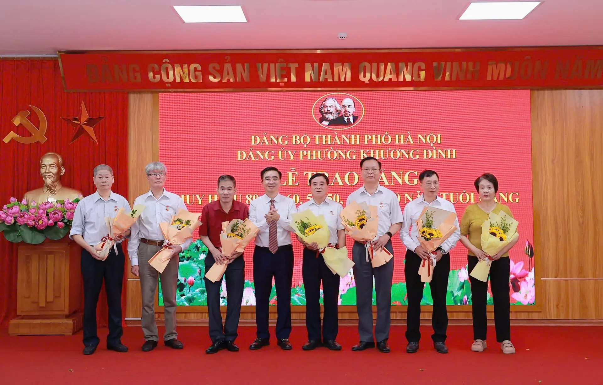 188 đảng viên phường Khương Đình được tặng, truy tặng Huy hiệu Đảng