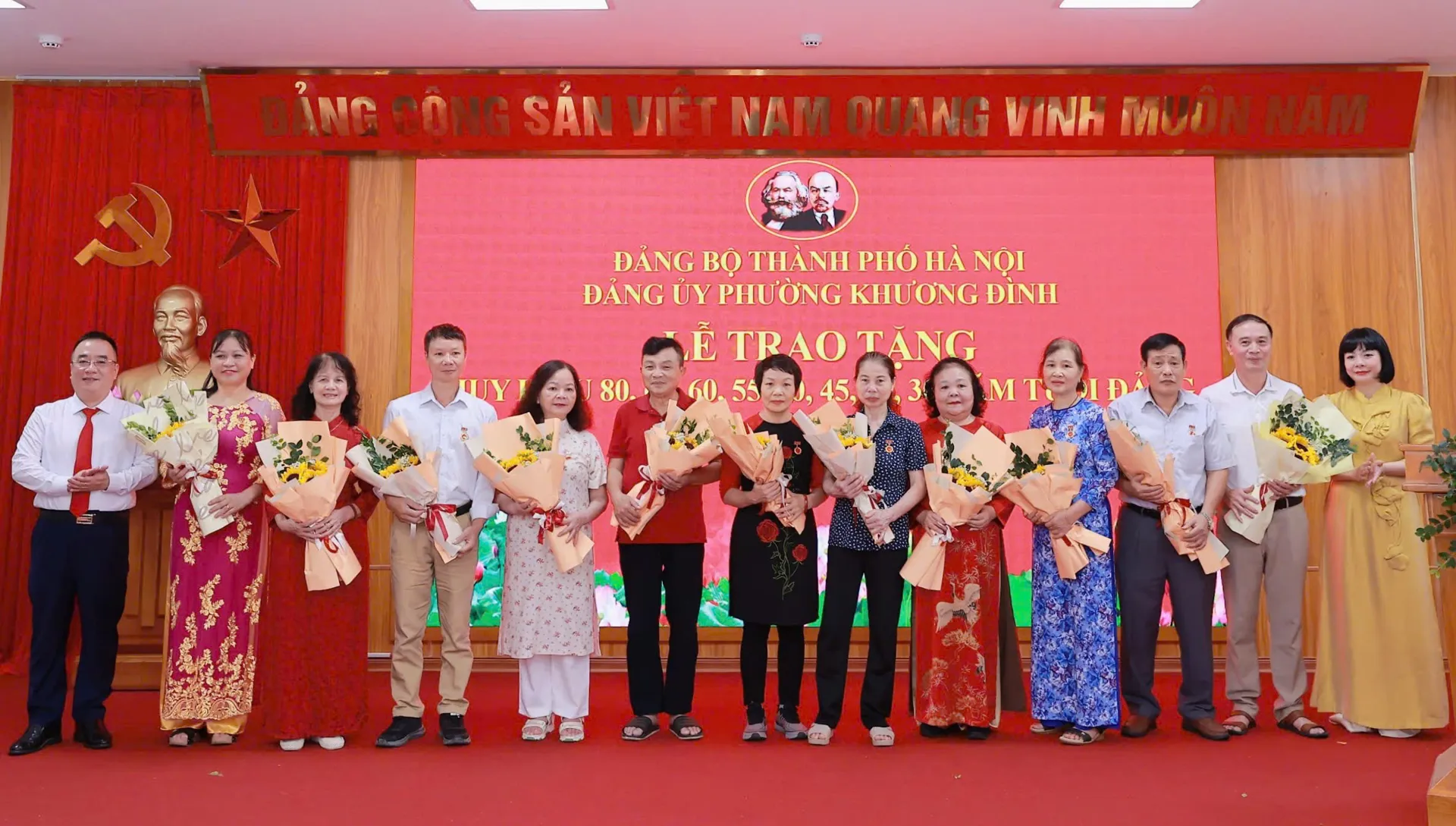 188 đảng viên phường Khương Đình được tặng, truy tặng Huy hiệu Đảng