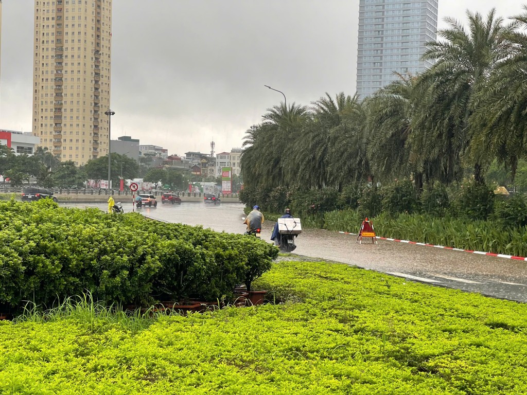 Nhiều tuyến đường Hà Nội ngập sâu, phương tiện chết máy