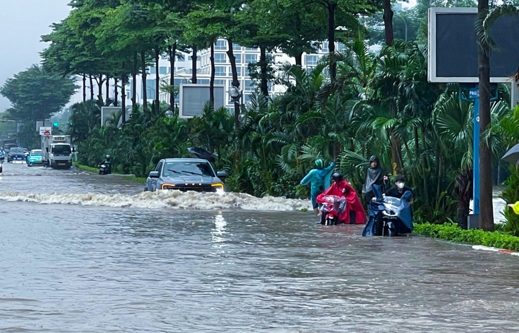 Nhiều tuyến đường Hà Nội ngập sâu, phương tiện chết máy giữa đường