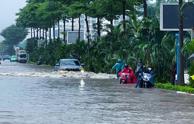 Nhiều tuyến đường Hà Nội ngập sâu, phương tiện chết máy giữa đường