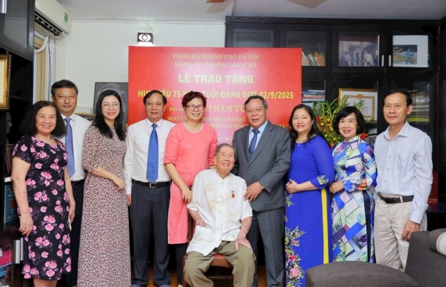 Trao Huy hiệu 75 năm tuổi Đảng tặng nhạc sĩ Phạm Tuyên