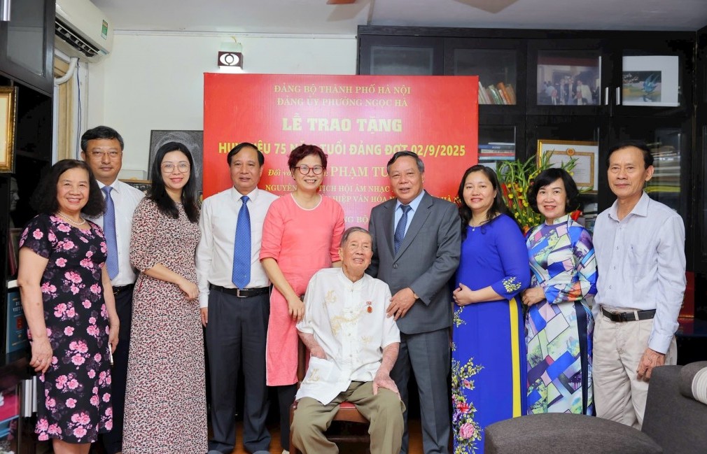 Trao Huy hiệu 75 năm tuổi Đảng tặng nhạc sĩ Phạm Tuyên