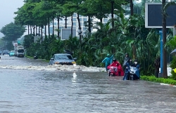 Nhiều tuyến đường Hà Nội ngập sâu, phương tiện chết máy