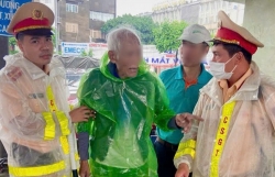 Giúp cụ ông 84 tuổi đi lạc trong mưa lớn trở về gia đình