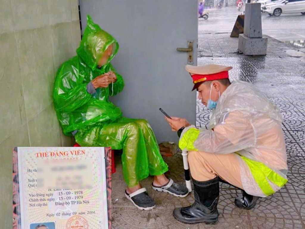 Đại úy Đinh Văn Đạt mặc áo mưa cho cụ ông đề phòng giảm thân nhiệt và tìm kiếm thông tin gia đình