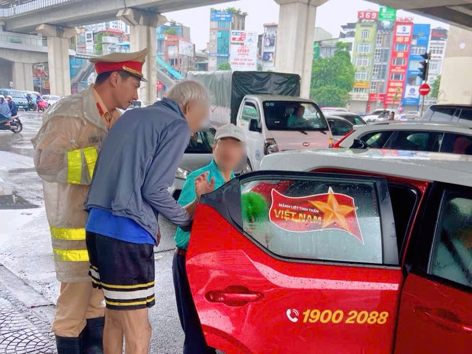 Con trai cụ T (người mặc áo xanh) đến đón cụ tại chốt CSGT