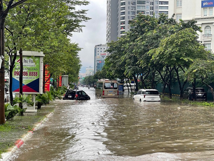 Nhiều tuyến đường Hà Nội ngập sâu, phương tiện chết máy