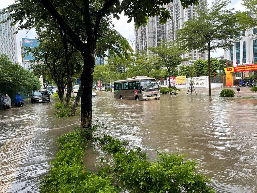 Nhiều tuyến đường Hà Nội ngập sâu, phương tiện chết máy