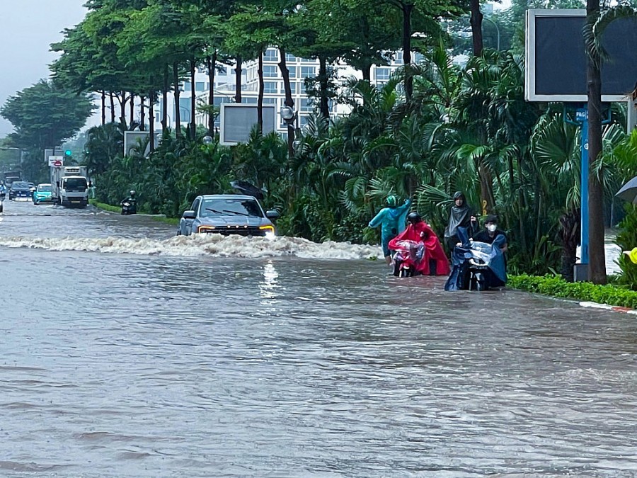 Nhiều tuyến đường Hà Nội ngập sâu, phương tiện chết máy